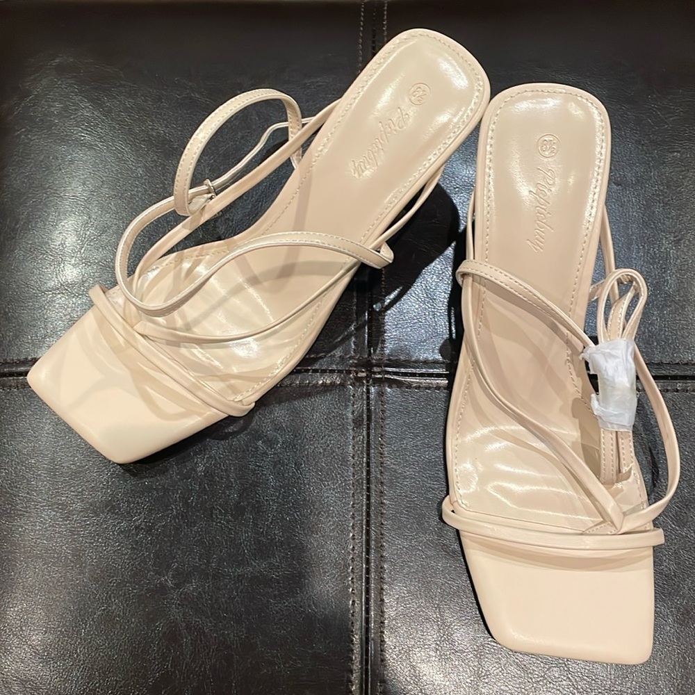 BRAND NEW NEVER WORN BEIGE Women's 8.5 Strappy Kitten Heeled Sandals Square Toe